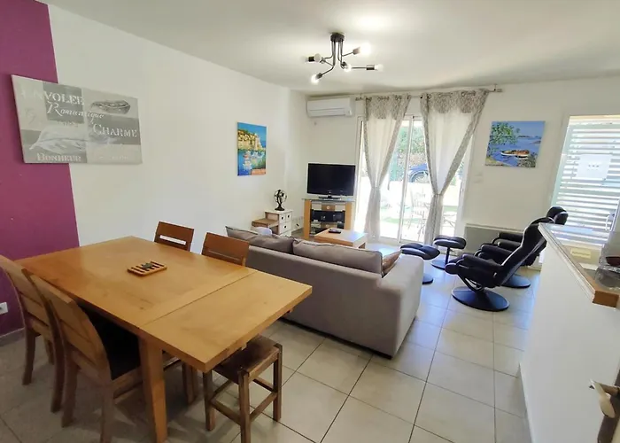 Apartment With Pool Air Conditioning Wifi And Garage