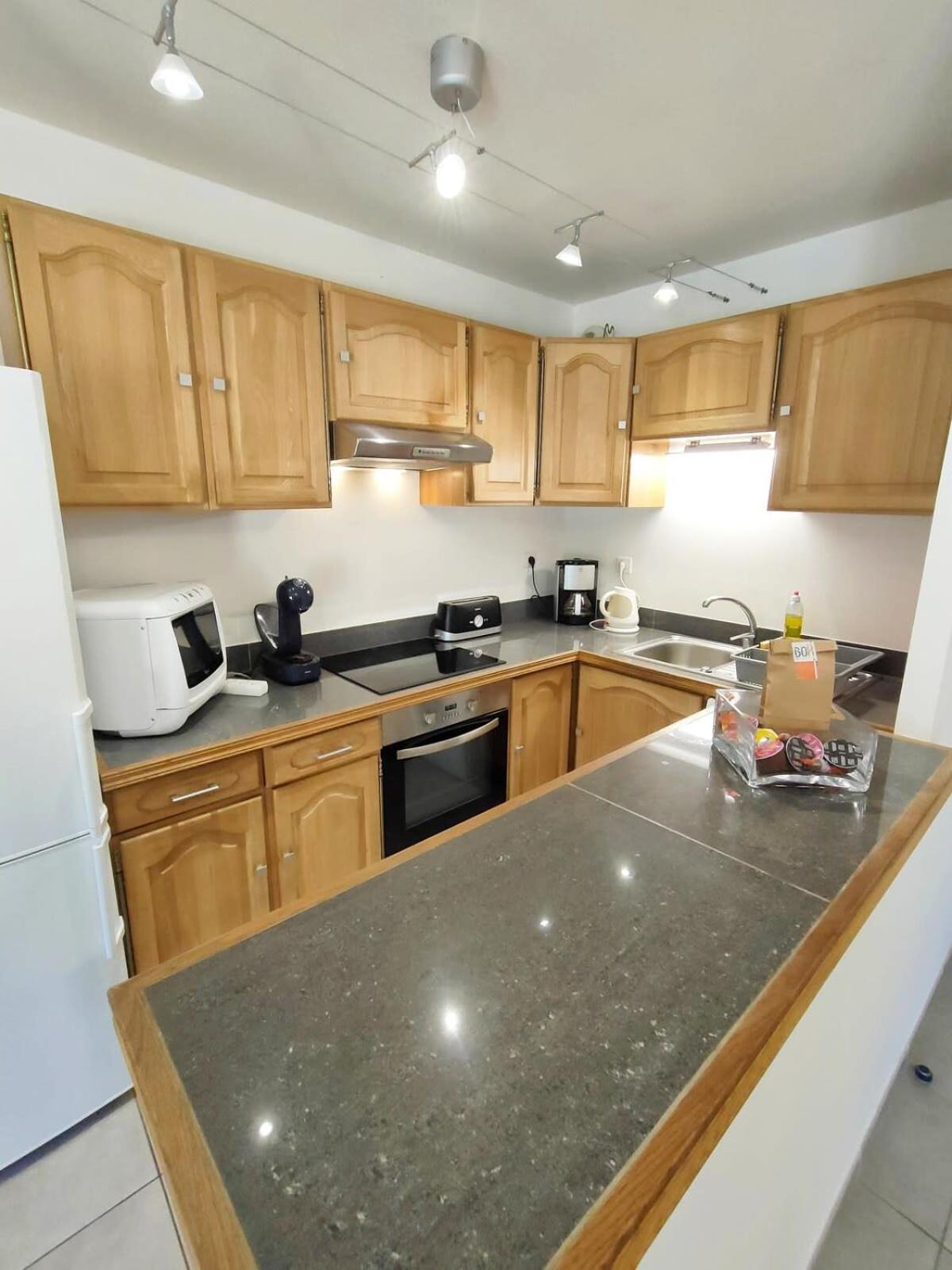 With Pool Air Conditioning Wifi And Garage Appartement